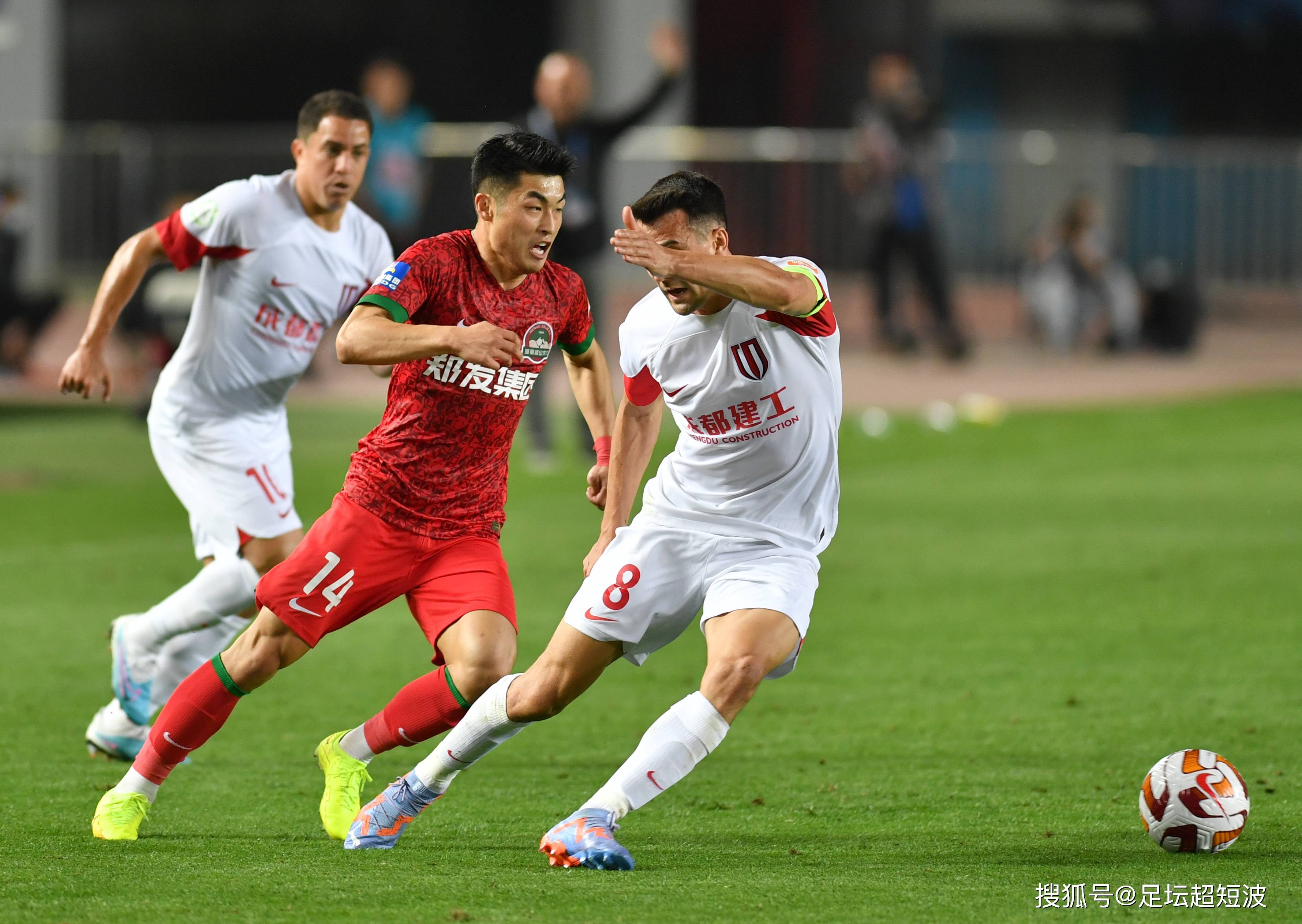 荷甲集结日走向成谜，成都蓉城远射贴柱，赛场秩序良好，数据趋势出现新变化的简单介绍
