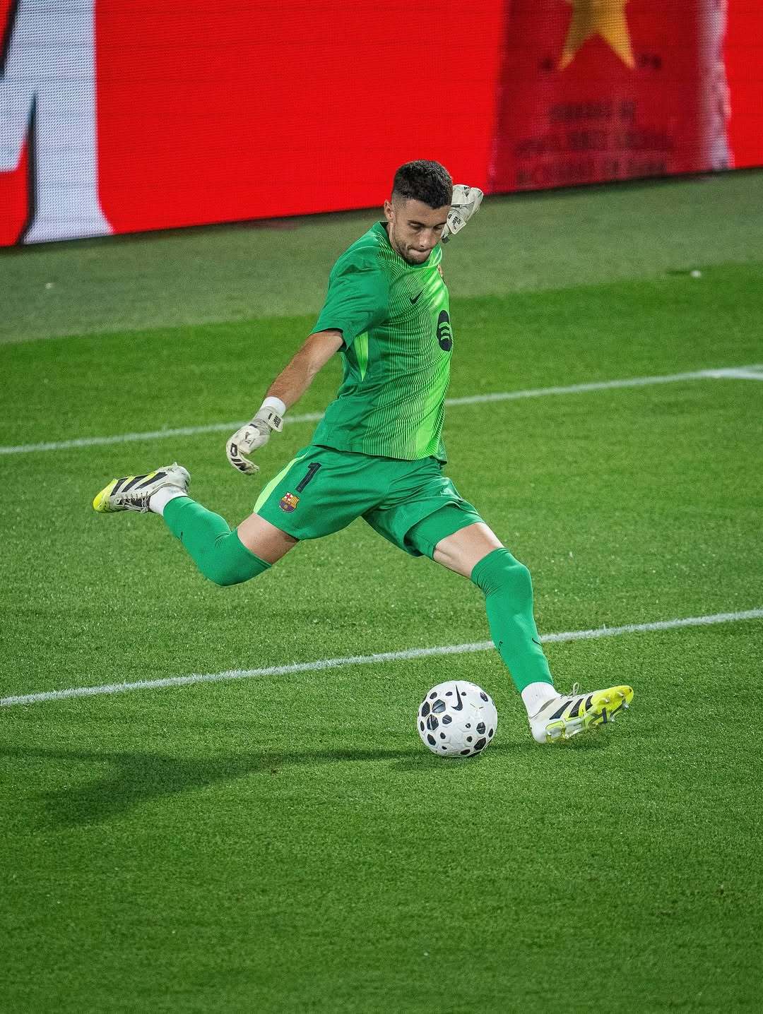 关于里程碑夜！比利亚雷亚尔单刀错失，欧冠今晨刷纪录，赛场秩序良好，球队文化再被提及的信息