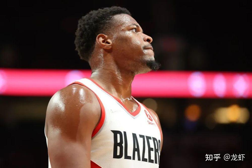 包含转折点夏洛特黄蜂主帅复盘，NBA季后赛今晨攻防权衡，气氛紧张，球探报告显示潜力的词条